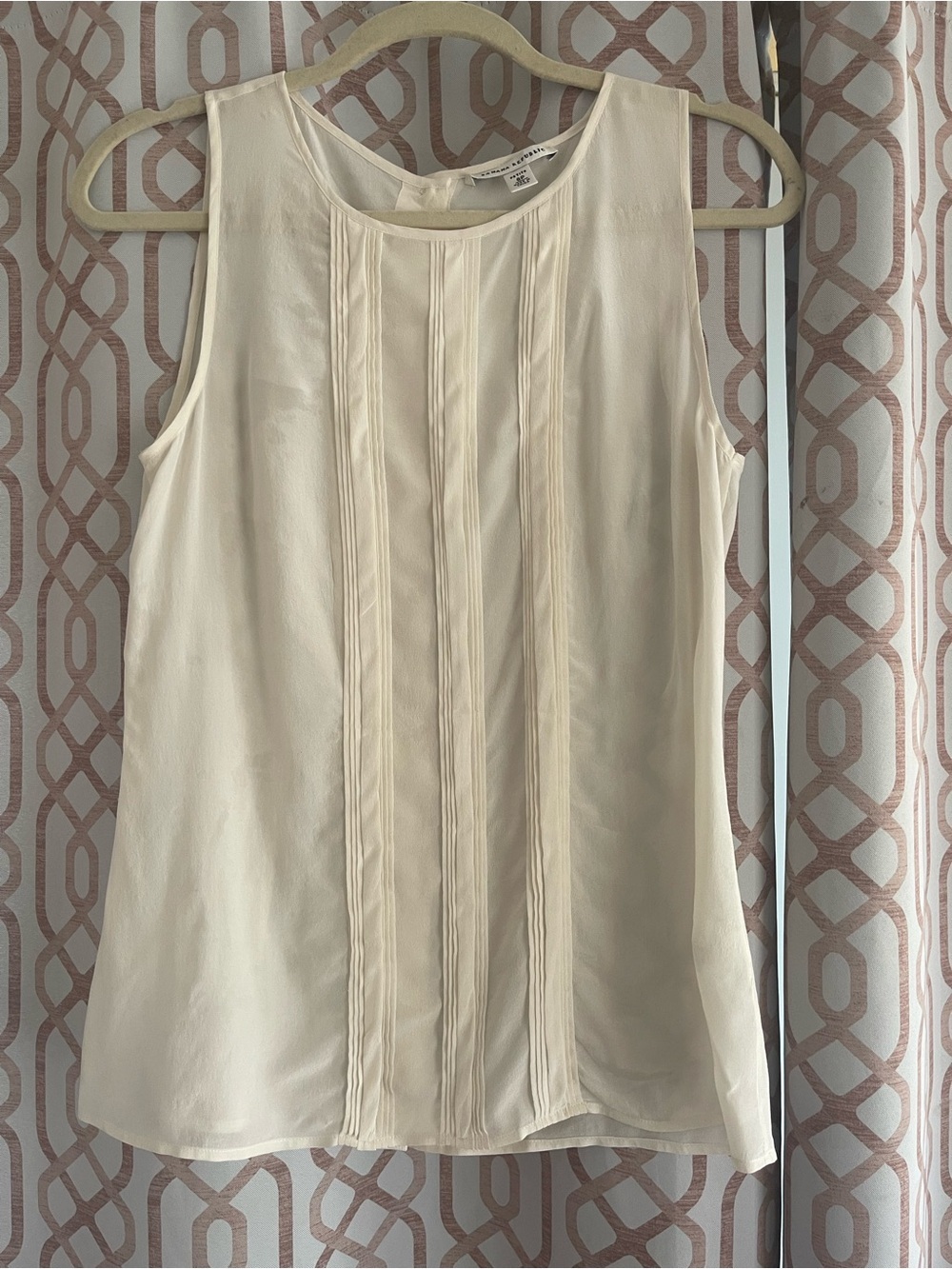 Banana Republic Cream Sleeveless Pintuck Front Camisole